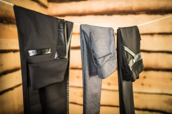 Pantalon et jean élégant foncé pour femme — Photo