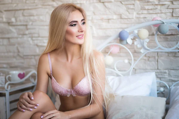 Charmante jonge Kaukasische langharige blonde vrouw — Stockfoto