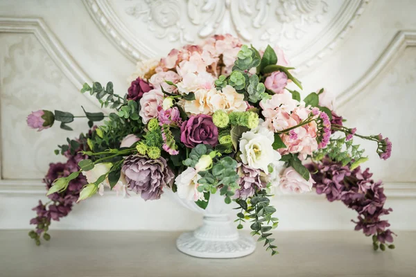 Farbenfroher Blumenschmuck Herzstück in Glasvase — Stockfoto