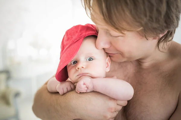 Щасливий молодий батько і тримає маленького новонародженого — стокове фото