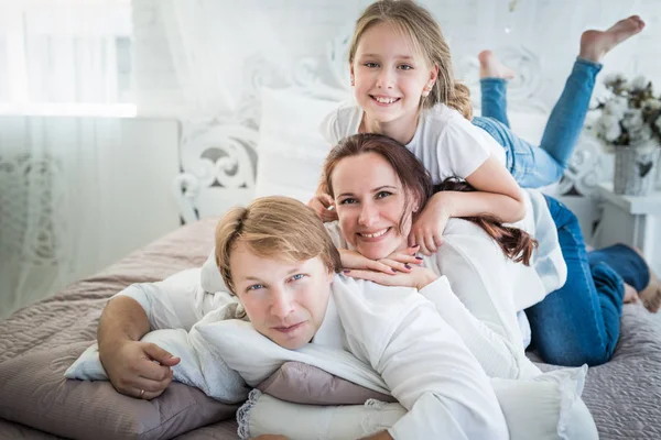 Gyönyörű pozitív család anya apa és idősebb lánya — Stock Fotó