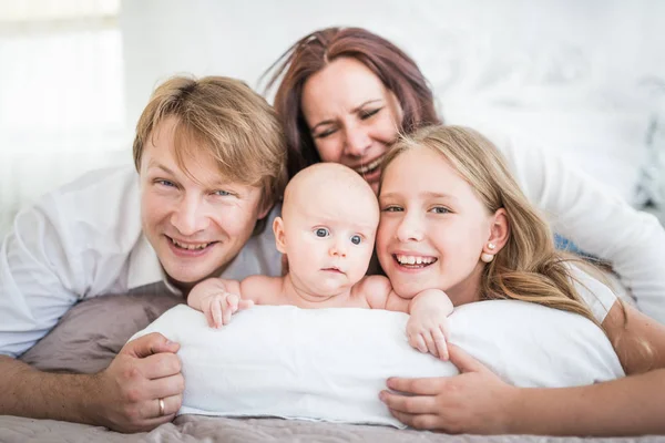 Hermosa sonriente joven familia mamá papá —  Fotos de Stock