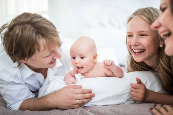 아름답게 웃는 젊은 가족 엄마 아빠 — 스톡 사진