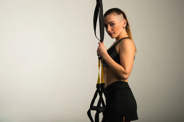 Positivo joven caucásico modelo de fitness mujer — Foto de Stock