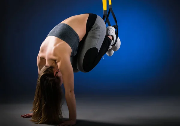 Caucásico modelo de fitness haciendo flexiones — Foto de Stock