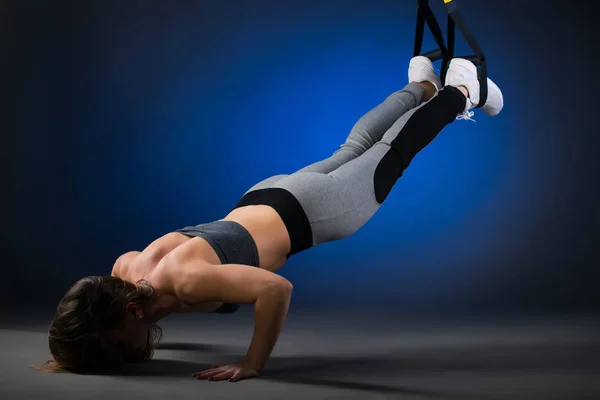 Caucásico modelo de fitness haciendo flexiones — Foto de Stock