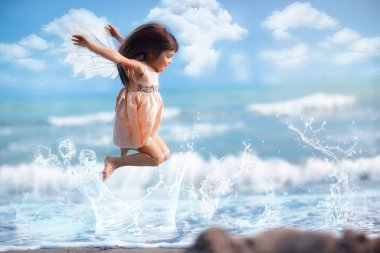 Kanatları suyun üzerinde zıplayan büyüleyici peri kız