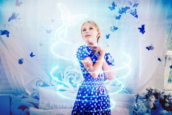 Красивая маленькая энтузиастка в синем платье — стоковое фото
