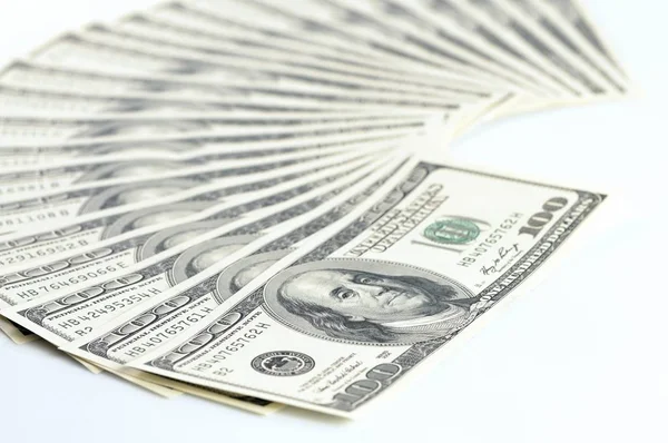 現金の山。白いテーブルの上のドル紙幣 — ストック写真