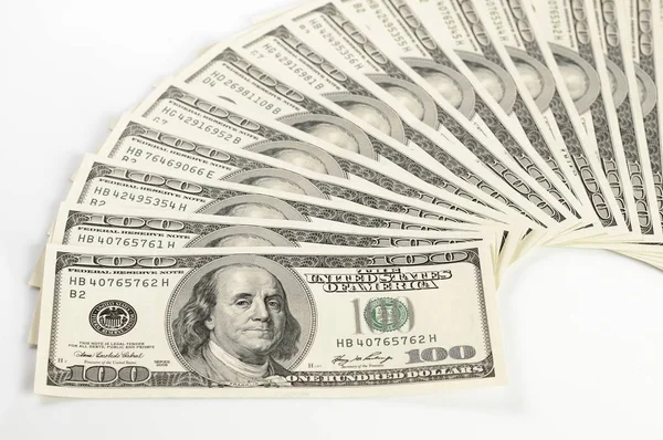 Montes de dinheiro. Contas de dólar em uma mesa branca — Fotografia de Stock
