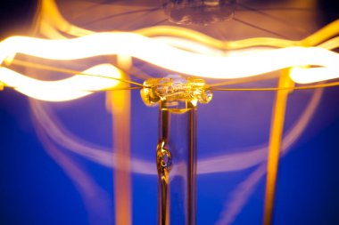 Merkezi tungsten filament ile yanan ampulün yakın plan görüntüsü