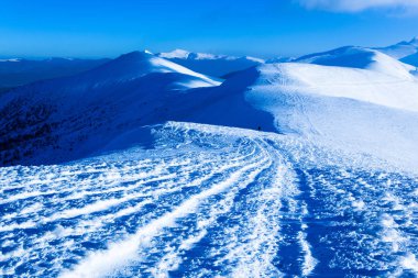 Berrak kış gününde karla kaplı dağ vadisinin manzarası