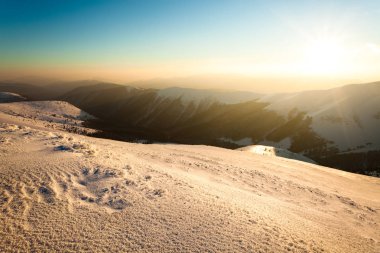 Güneşli bir kışta güzel bir kayak yamacı manzarası