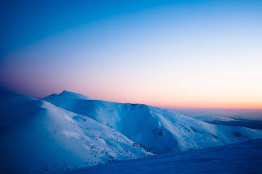 Büyüleyici dağların güzel manzarası