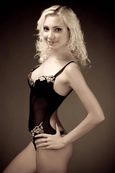 Deel van jong blond slanke vrouwen lichaam in sexy zwart lingerie — Stockfoto