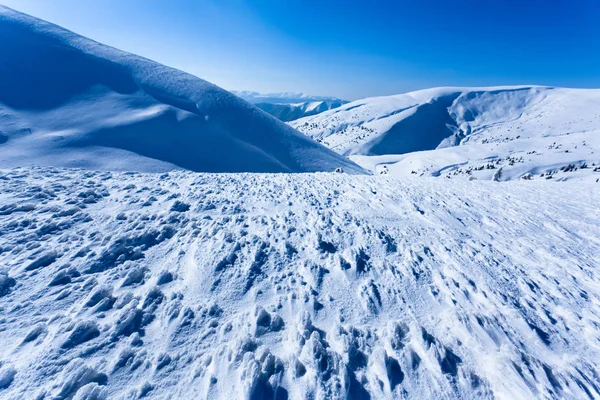 阳光明媚的冬日雪谷山景 — 图库照片