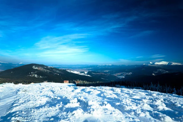 Paisaje de nieve valle de invierno y montañas en día soleado — Foto de Stock