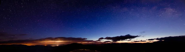 Starry sky is located above the picturesque views — Stock Photo, Image