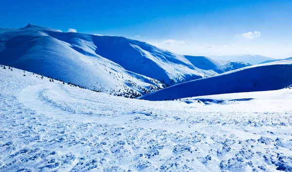 Landskap av snö vinterdal och berg på solig dag — Stockfoto