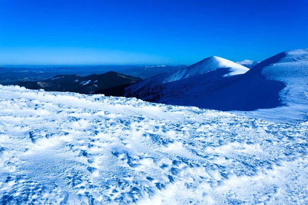阳光明媚的冬日雪谷山景 — 图库照片