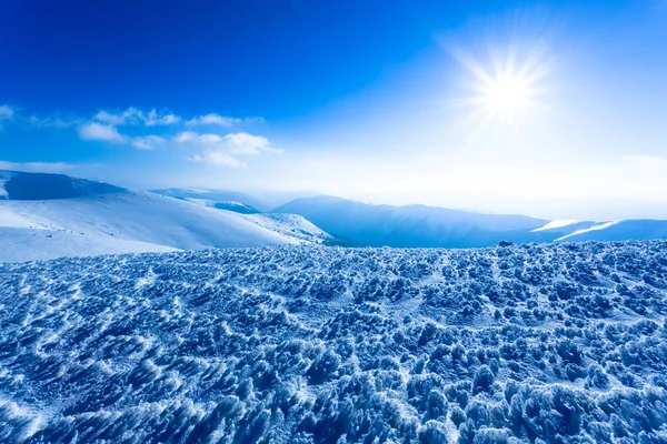 阳光明媚的冬日雪谷山景 — 图库照片