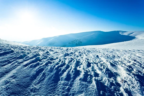 阳光明媚的冬日雪谷山景 — 图库照片