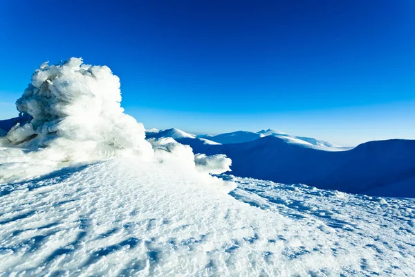晴朗寒冷的冬日，高山上覆盖着白雪的风景 — 图库照片