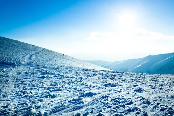 晴朗寒冷的冬日，高山上覆盖着白雪的风景 — 图库照片