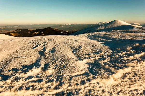 阳光明媚的冬日雪谷山景 — 图库照片