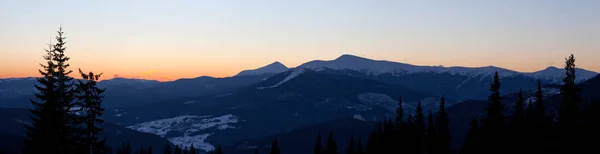 Ciel étoilé est situé au-dessus des vues pittoresques — Photo