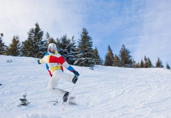 겨울에 언덕 위에서 스노보드를 타고 걷고 있는 스포츠 맹세를 한 젊은이 — 스톡 사진