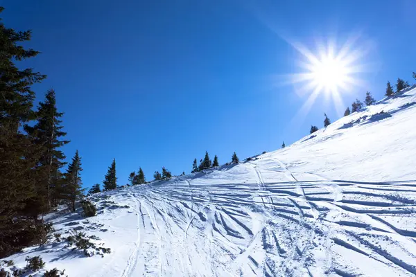 Schneelandschaft Wintertal und Berge an sonnigen Tagen — Stockfoto