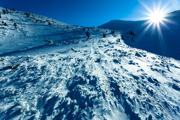 Paisaje de nieve valle de invierno y montañas en día soleado —  Fotos de Stock