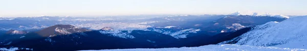 Karla kaplı kış dağlarının panoramik manzarası — Stok fotoğraf