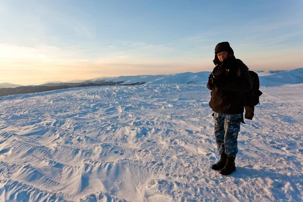 겨울 옷을 입고 서서 pH 를 만들고 있는 젊은 사진 작가 — 스톡 사진