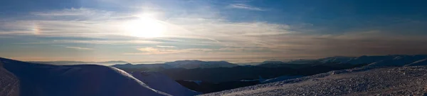 Karla kaplı kış dağlarının panoramik manzarası — Stok fotoğraf