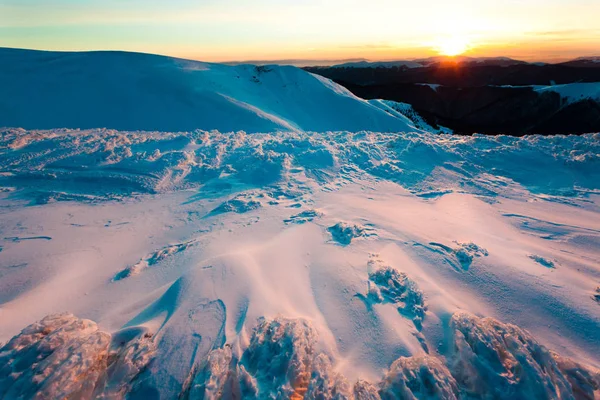 晴朗的冬日，覆盖在雪山之上的日落 — 图库照片