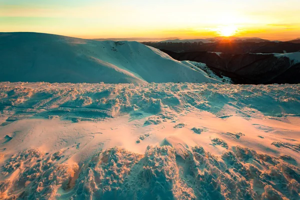 晴朗的冬日，覆盖在雪山之上的日落 — 图库照片