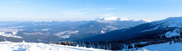 Vista hipnotizante da montanha coberta de neve — Fotografia de Stock