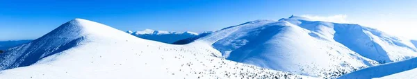 Панорамний вид на гори, вкриті снігом — стокове фото