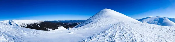 Panoramic view of mountains covered with snow — Stock Photo, Image