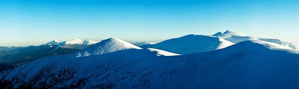 Vistas fascinantes de la montaña cubierta de nieve —  Fotos de Stock