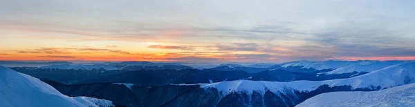 Panoramatický pohled na zimní vrcholky hor pokryté sněhem — Stock fotografie