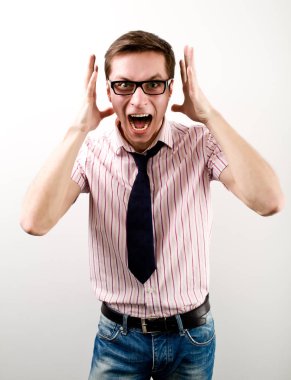 Genç işadamı kendini stresli hissediyor ve beyaz arka planda bağırıyor