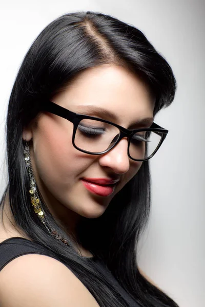 Joven morena cara de mujer con pestañas extendidas en gafas — Foto de Stock