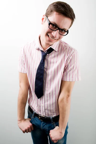 Junger Mann in Business-Freizeitkleidung mit Brille lächelt über weißem Hintergrund — Stockfoto