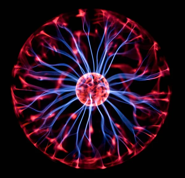 Lampe de décoration en forme de boule plasma avec électrodes rouges et bleues — Photo