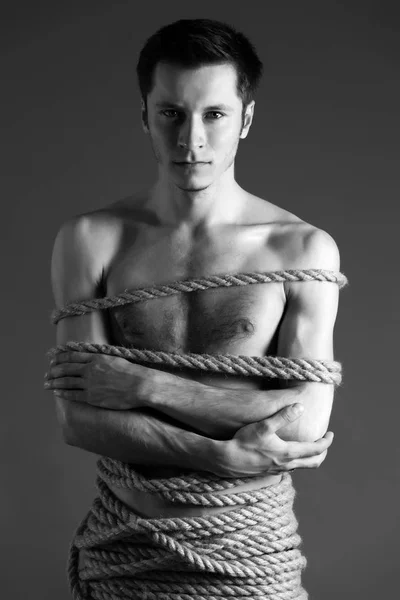 Retrato de jovem com o corpo amarrado com cordas — Fotografia de Stock