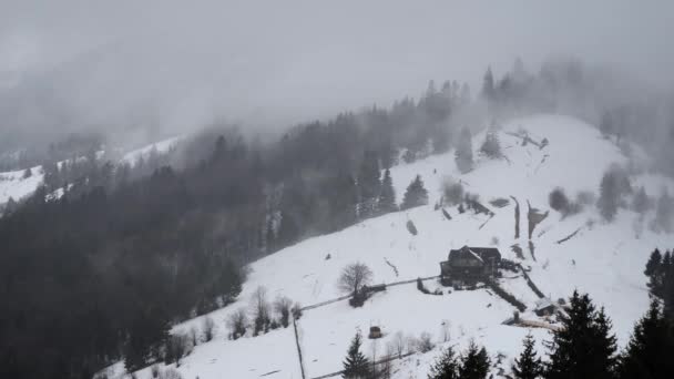 Carpatian Casa Las Montañas Niebla Acelerar — Vídeos de Stock