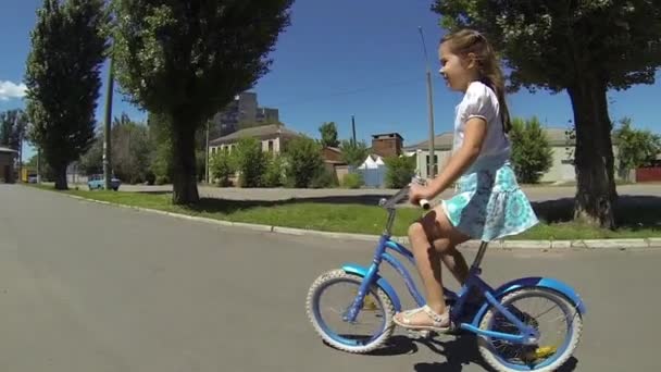 Glückliches Kind Das Sommer Freien Der Nähe Der Schule Fahrrad — Stockvideo